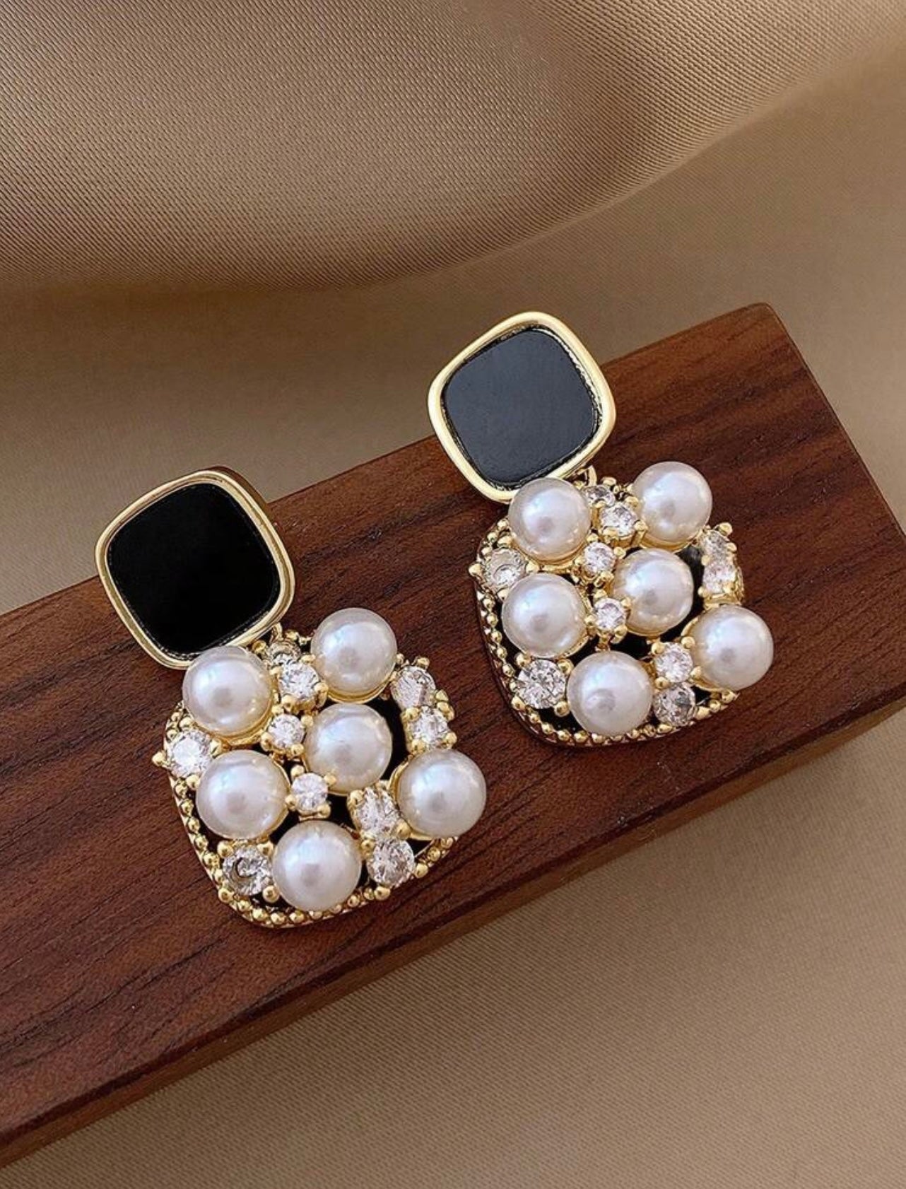 Black & Pearl Detail Earringd
