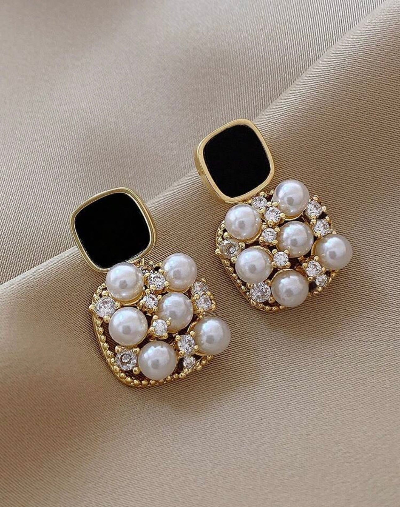 Black & Pearl Detail Earringd
