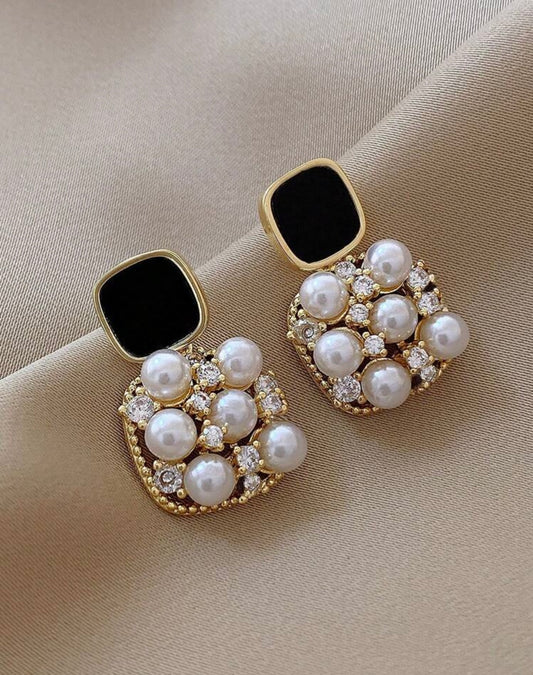 Black & Pearl Detail Earringd