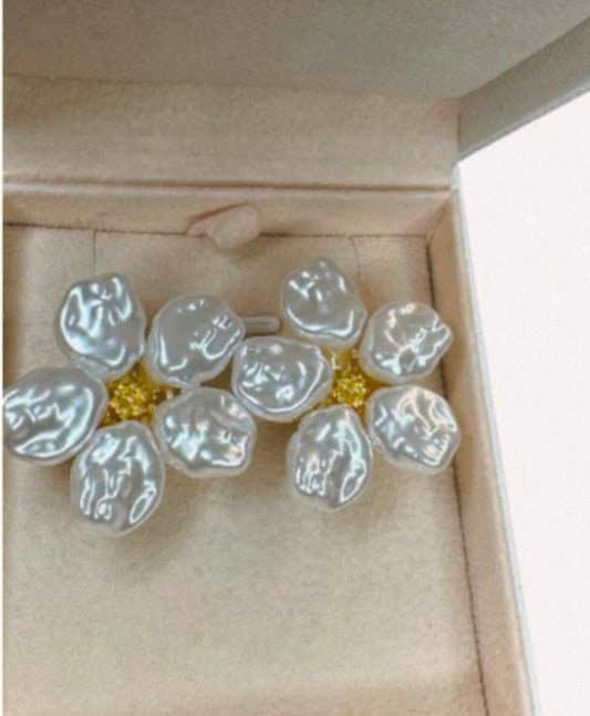 The Luna Pearl Earrings