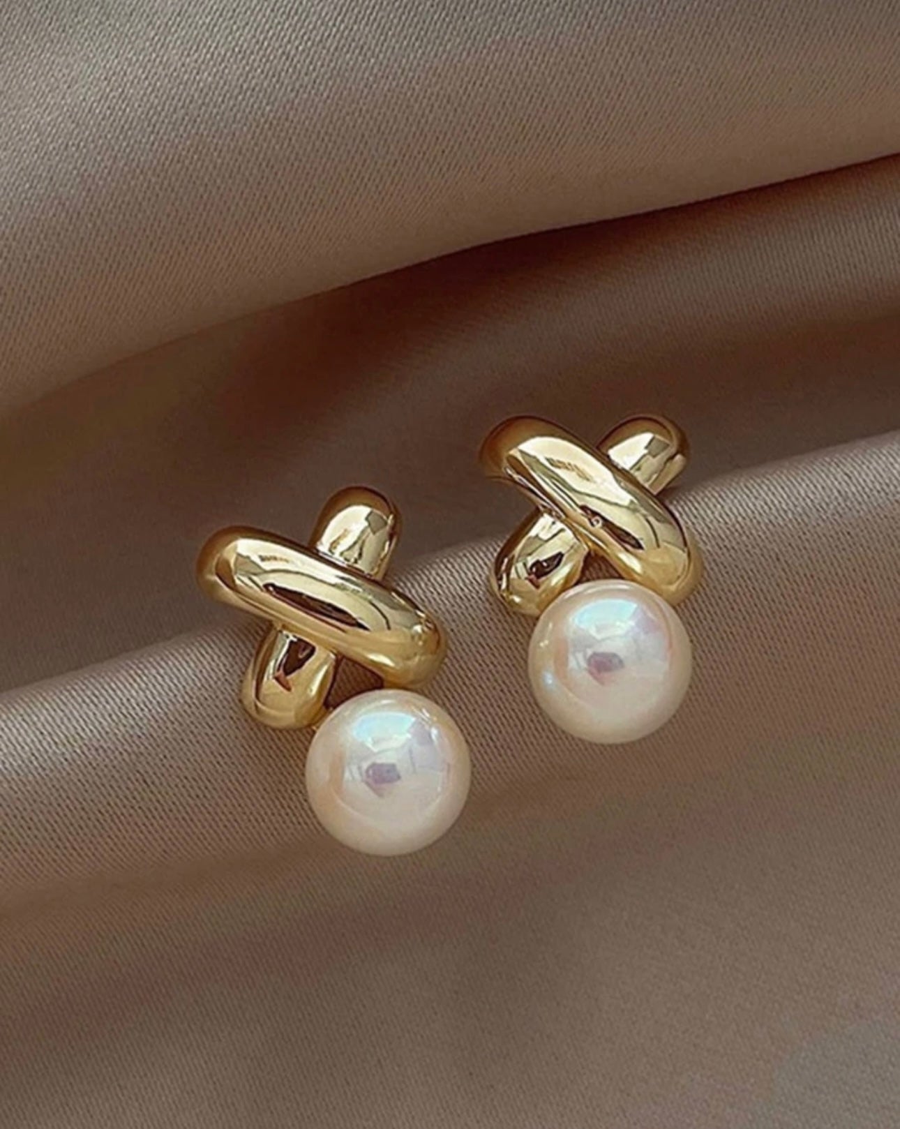 Gold Kiss Pearl Earrings