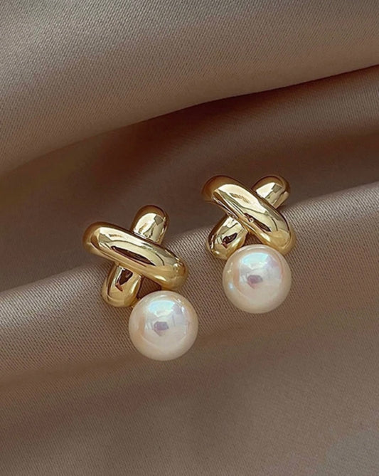 Gold Kiss Pearl Earrings